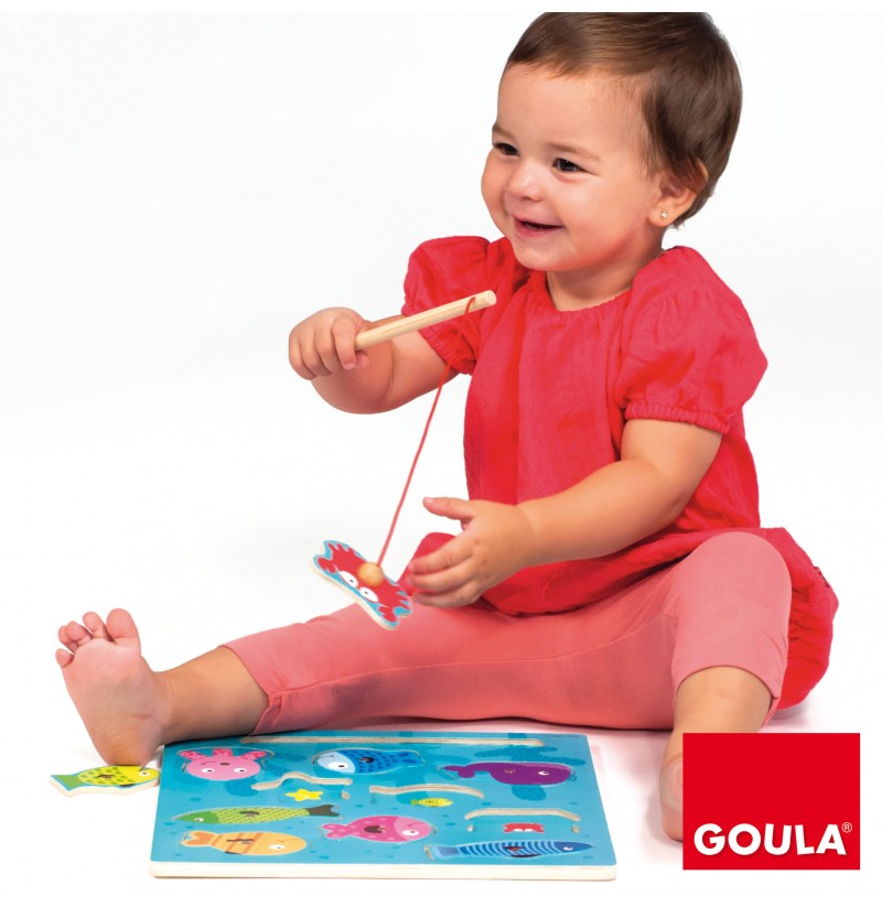 Bebé com roupa rosa-vermelho a brincar com puzzle de peixes de madeira colorido com logótipo GOUla