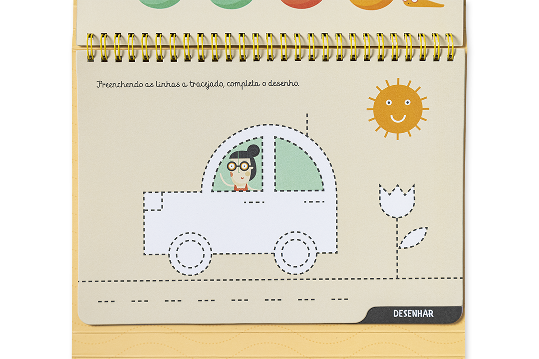 Página colorida de caderno infantil com desenho de carro, sol e flor