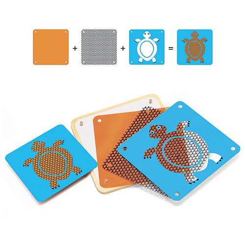 Peças quadradas coloridas e grades metálicas com desenho de tartaruga