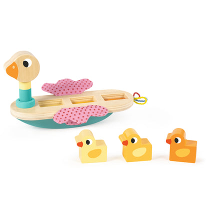 Brinquedo de madeira em forma de pato com encaixes e três patinhos coloridos.