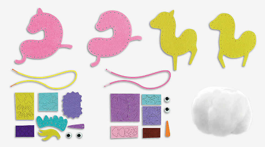 Dois conjuntos de atividades manuais com peças em feltro rosa e amarelo, olhos plásticos, linhas, espuma colorida, cola e algodão para enchimento.