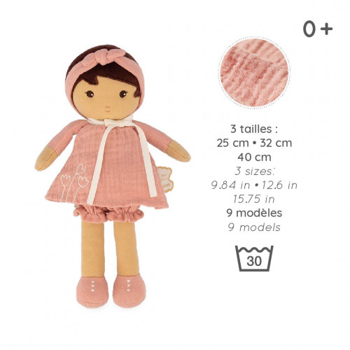 Boneca de pano cor de salmão com vestido, faixa na cabeça, sapatinhos, texto de tamanhos e lavagem