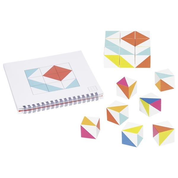 Cubos de madeira coloridos e livro com imagem geométrica
