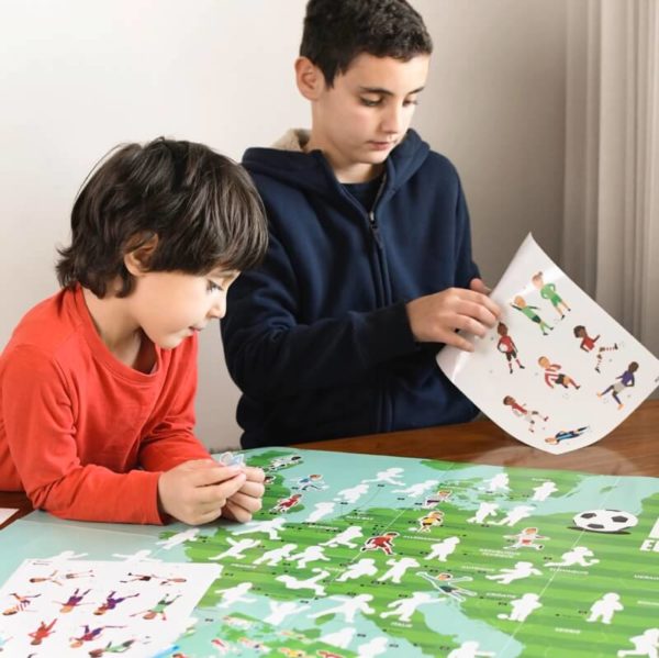 Duas crianças a montar puzzle colorido de mapa da Europa com figuras humanas