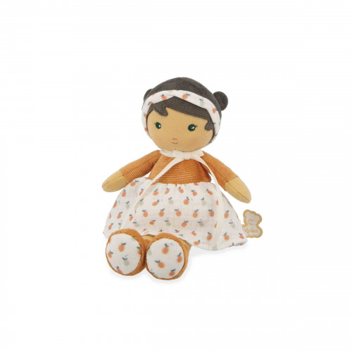 Boneca de pano com vestido branco estampado de laranjas