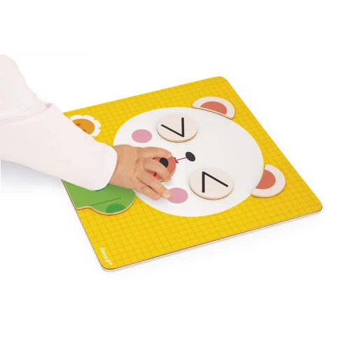 Quebra-cabeças infantil de madeira com figura de urso branco e fundo amarelo quadriculado