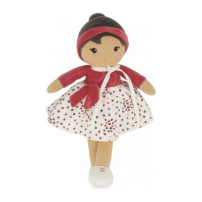 Boneca de pano com vestido branco de corações e casaco vermelho.