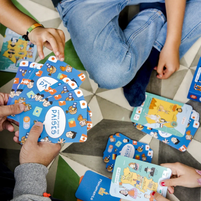 Jogo de cartas coloridas de países e monumentos educativas no chão com crianças jogando.