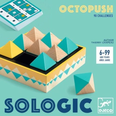 Caixa e peças triangulares de madeira do jogo Octopush com cartão de desafios