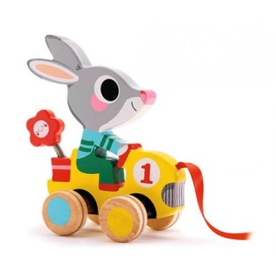 Brinquedo de madeira com coelho cinzento a conduzir um carrinho amarelo puxável