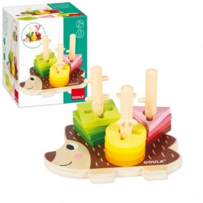 Brinquedo educativo de madeira em forma de ouriço com peças coloridas para empilhar