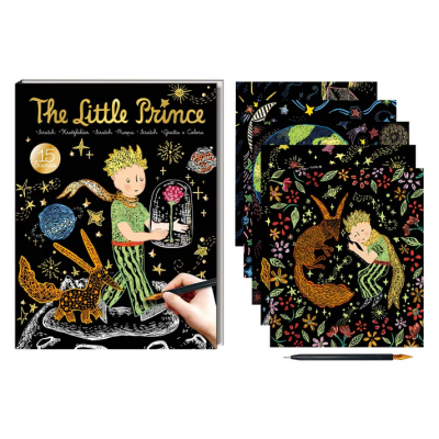 Livro de atividades The Little Prince com cenas para raspar, folhas coloridas e caneta em fundo branco.