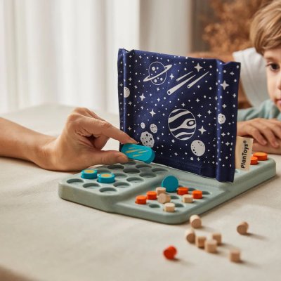 Jogo de tabuleiro infantil em madeira com peças coloridas e barreira de tecido com tema espacial