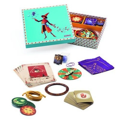 Jogo de tabuleiro com cartas, peças coloridas e corda em estojo decorado