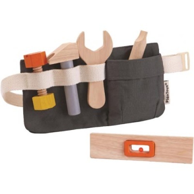 Conjunto de ferramentas de brinquedo em madeira com suporte preto e alça bege