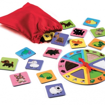 Jogo de tabuleiro com disco colorido, peças de animais e saco vermelho