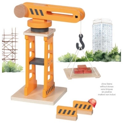 Grua de brinquedo em madeira laranja com blocos e capacete de brinquedo