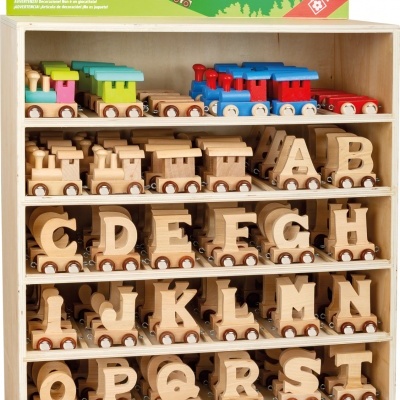 Caixa de madeira contendo mini comboios coloridos e blocos de letras em madeira natural organizados em prateleiras