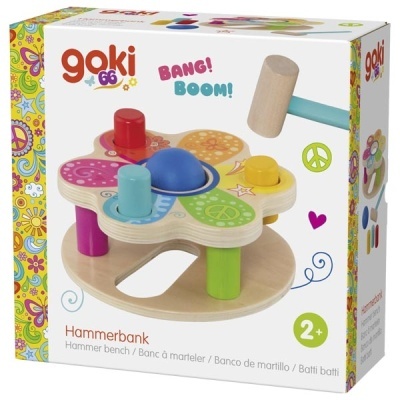 Brinquedo de madeira colorido Hammerbank da goki com martelo azul e peças vermelha, azul, amarela e verde para martelar.