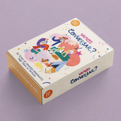 Caixa de jogo de cartas VAMOS CONVERSAR? com ilustrações coloridas sobre fundo lilás.