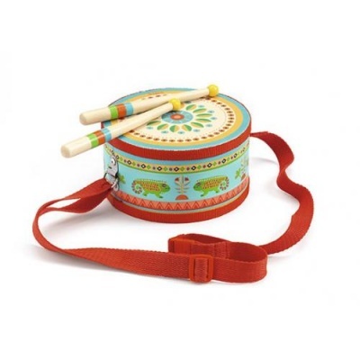 Tambor de brinquedo colorido com padrão decorativo e baquetas sobre fundo branco