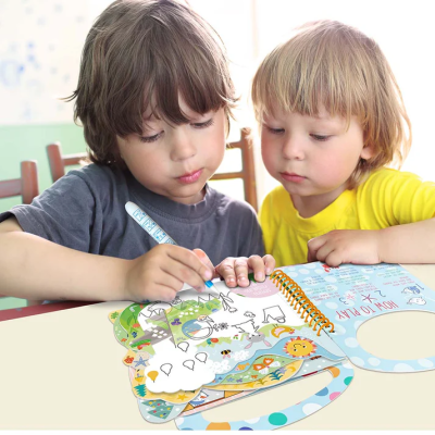 Crianças a desenhar em livro infantil colorido com espiral
