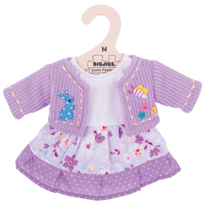 Vestido para boneca com casaco de malha roxa e vestido floral lilás
