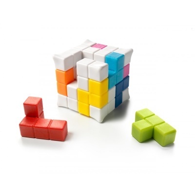 Quebra-cabeça de cubos coloridos em formas distintas sobre fundo branco