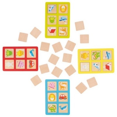 Jogo de cartas infantil com tabuleiros coloridos e cartas viradas para baixo.