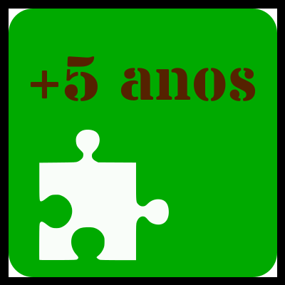 Sinal verde com texto '+5 anos' e peça de puzzle branca