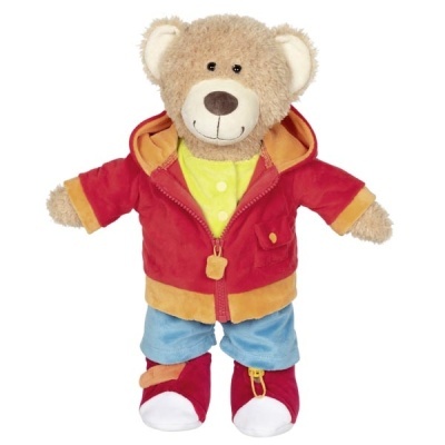 Ursinho de pelúcia vestido com roupas coloridas