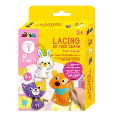 Caixa amarela com bonecos de pelúcia laranja, roxo e branco para fazer DIY com crianças, texto LACING MY FIRST CHARM