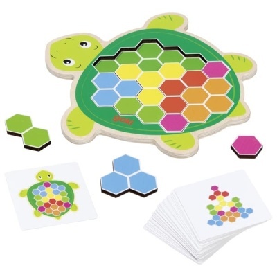 Jogo de madeira em forma de tartaruga com peças hexagonais coloridas e cartas ilustradas