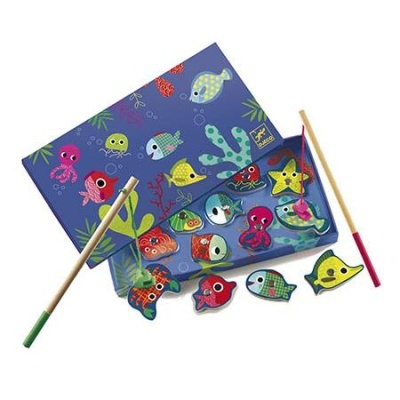 Jogo infantil de pesca magnética com peixes coloridos e duas varas de pesca em madeira