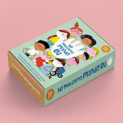 Caixa de cartão colorida com ilustrações de crianças e texto No meu corpo mando eu.