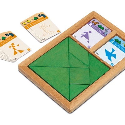 Jogo de tangram com base de madeira, peças verdes e cartas coloridas sobre fundo branco