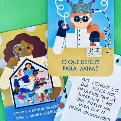 Cartões ilustrados coloridos com mensagens motivacionais e figuras desenhadas