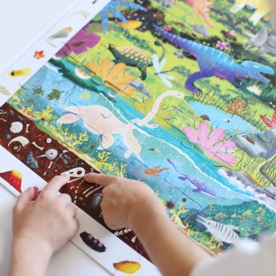 Quebra-cabeças infantil com dinossauros coloridos e fósseis
