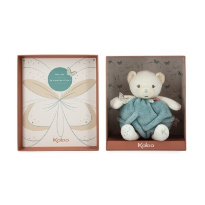 Urso de peluche branco com roupa azul em caixa aberta com tampa decorada
