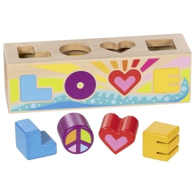 Brinquedo de encaixe de madeira colorido com letras e símbolos.