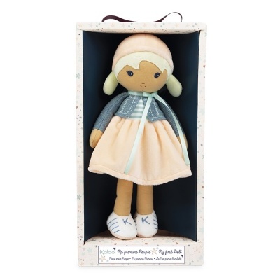 Boneca de pano em caixa retangular com fundo azul e moldura branca com pontos coloridos