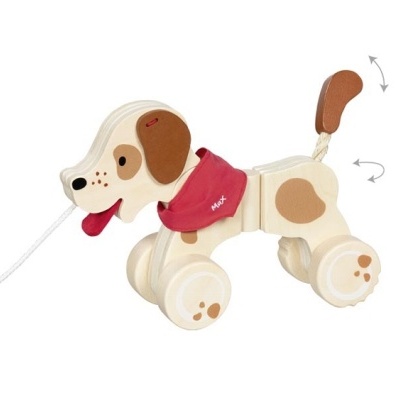 Brinquedo de madeira em forma de cachorro com lenço vermelho e rodas