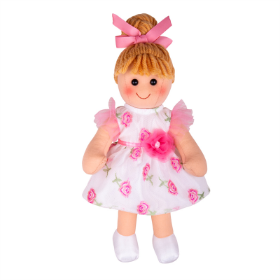 Boneca de pano com vestido branco decorado com rosas cor-de-rosa