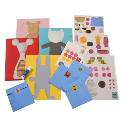 Cartolinas e envelopes com recortes e padrões coloridos para manualidades em fundo branco