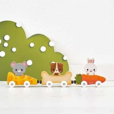 Carrinhos de madeira com figuras de rato, cão e coelho em formas de queijo, osso e cenoura