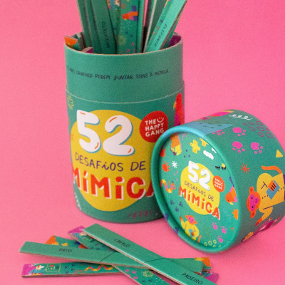 Jogo 52 Desafios de Mímica com caixa e tiras de papel para jogo sobre fundo rosa