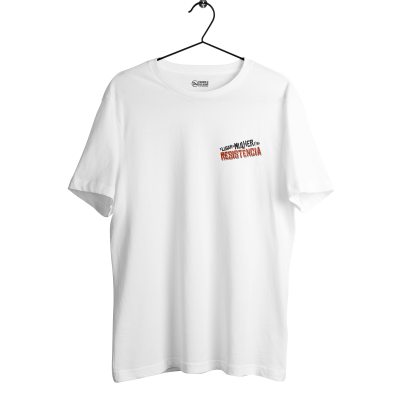 T-shirt branca com texto O LUGAR DA MULHER É NA RESISTÊNCIA em letras pretas e vermelhas no peito