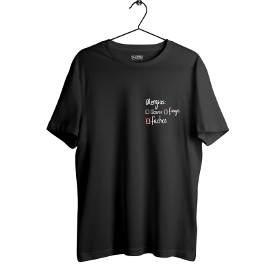 T-shirt preta com texto em português sobre alergias, pendurada num cabide preto