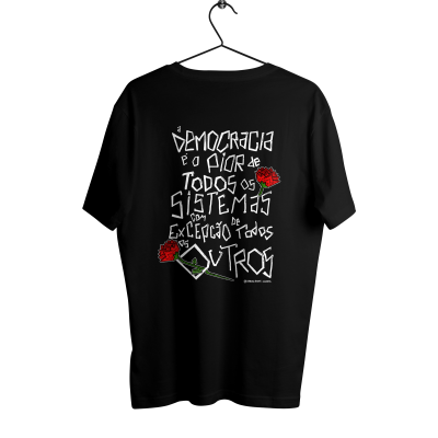 T-shirt preta com texto e ilustrações de rosas vermelhas pendurada num cabide