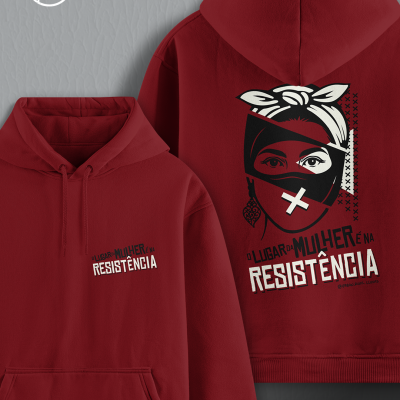 Sweatshirt com capuz vinho com texto e imagem de mulher, texto O LUGAR DA MULHER É NA RESISTÊNCIA